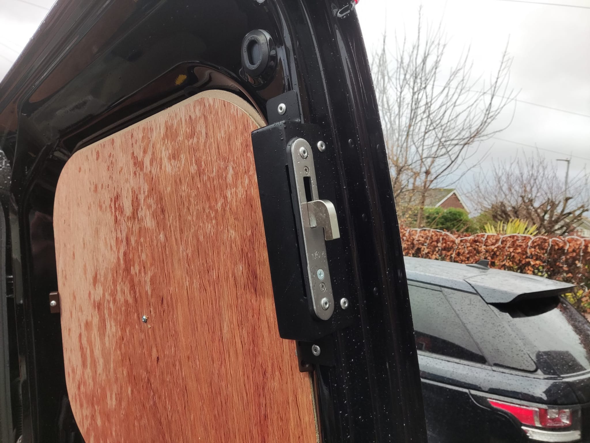 Chiusure di sicurezza per porte furgoni: installazione semplice e sicura