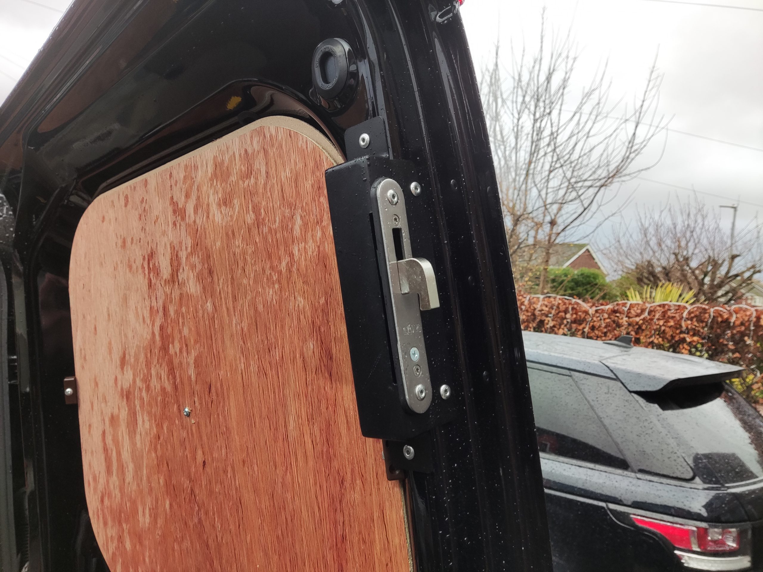 Chiusure di sicurezza per porte furgoni: installazione semplice e sicura