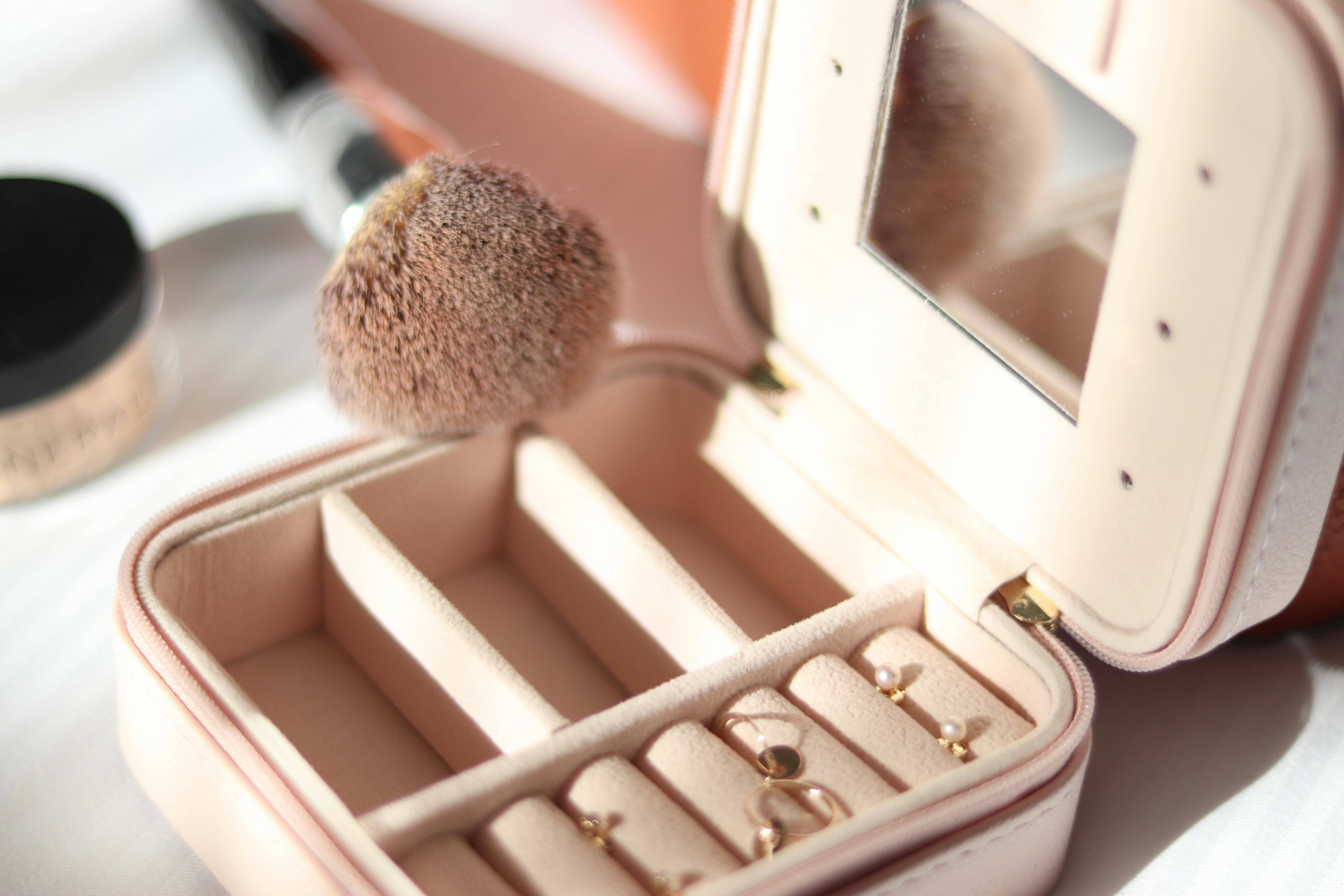 How a Jewelry Box Manufacturer Helps Build Brand Identity
